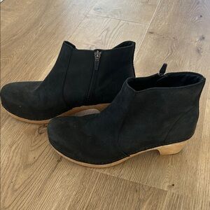 Dansko 39 Black Ankle Booties with Light Brown Heel